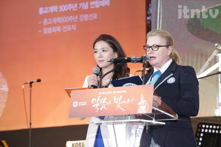 도전방법을 설명하는 월드기네스 솔베이 말로프 심판관03.JPG