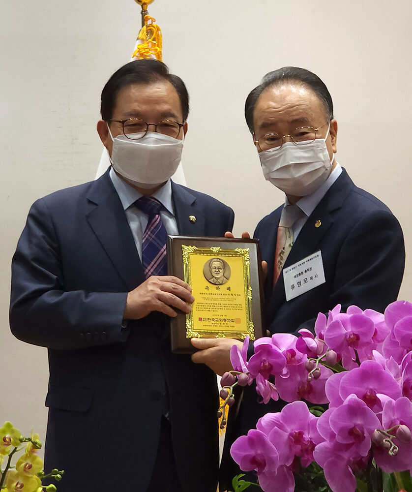 축하패를 받는 이채익 국가조찬기도회장.jpg