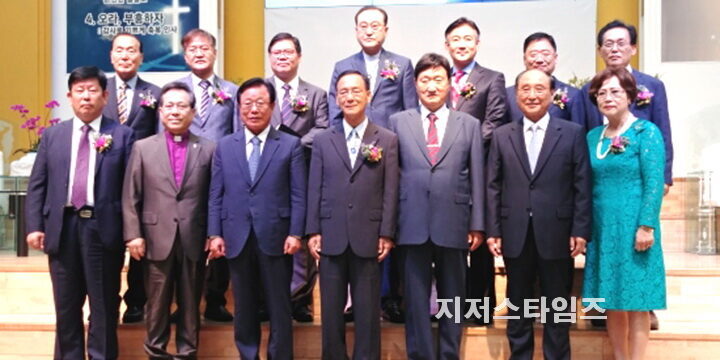 ▲ 기도회 순서자들이 함께 기념 촬영하고 있다..jpg