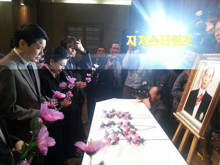박근령 이사장 헌화01.jpg