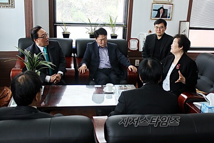 이사장과 미팅01.jpg
