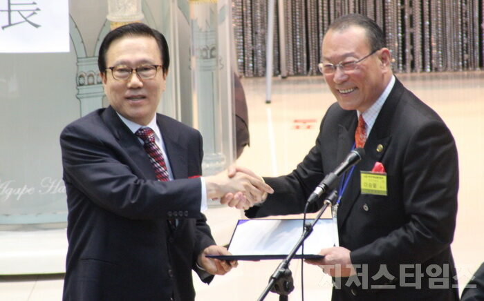 당선증을 받고 있는 홍재철 대표회장(좌).jpg