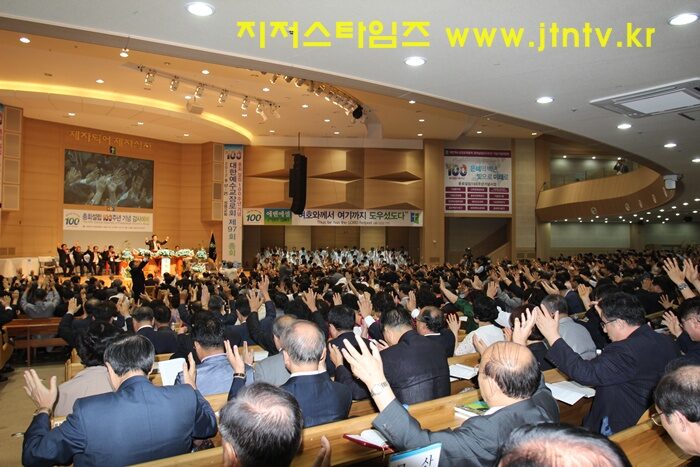 성명교회 총회에서 통성기도.JPG