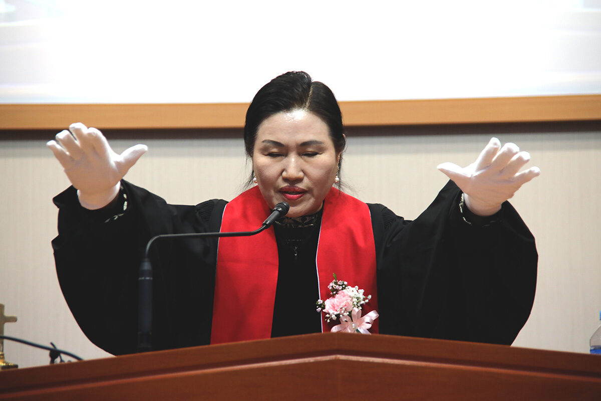 축도 모성희 목사12.JPG