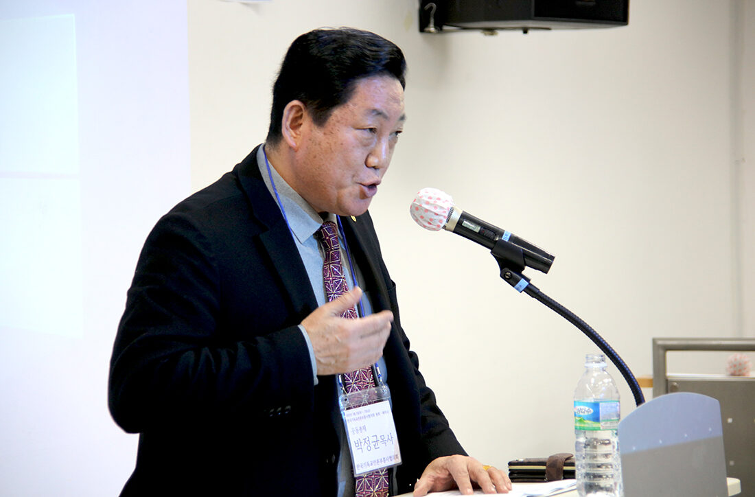 개회설교 박정균 목사(공동총재).jpg