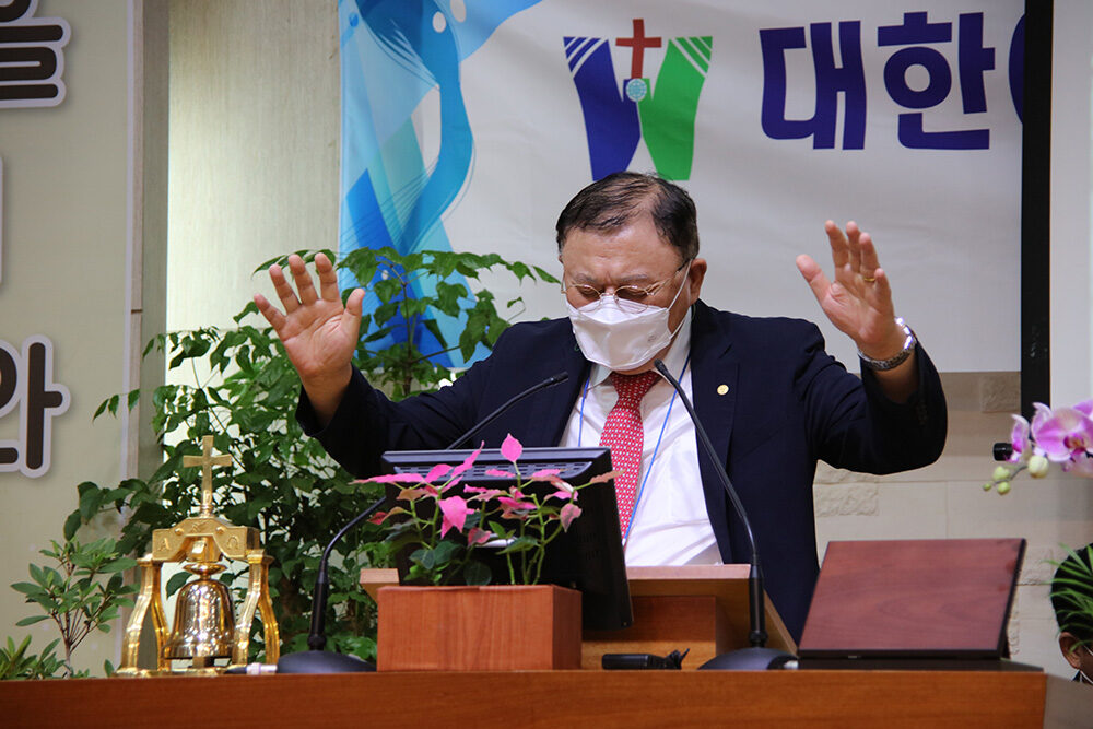 축도 증경총회장 허창범 목사.jpg