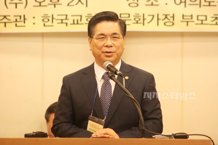 다문화가정 이영훈 목사.jpg