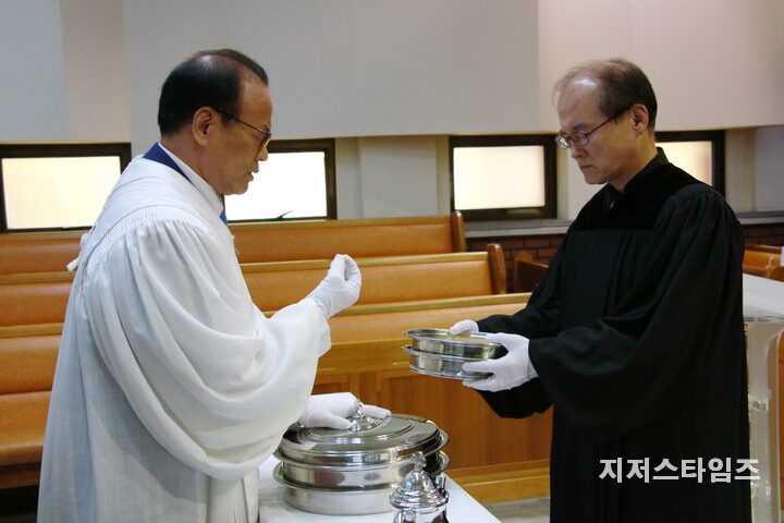 성찬식 분병분잔.JPG