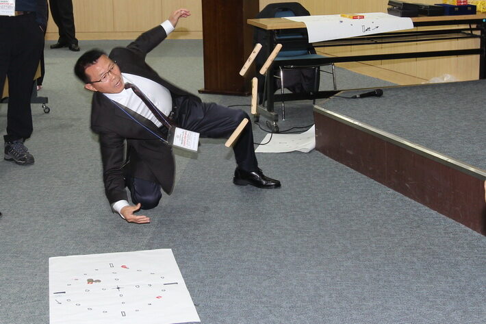 윳가락 던지는 조광표 목사.jpg