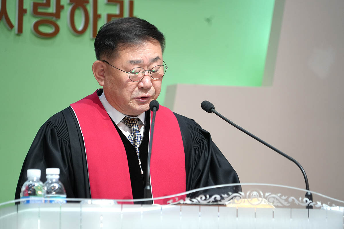 성찬식 집례 석홍열 목사.jpg