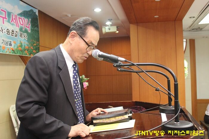 봉헌기도 회계 이정구 목사.JPG