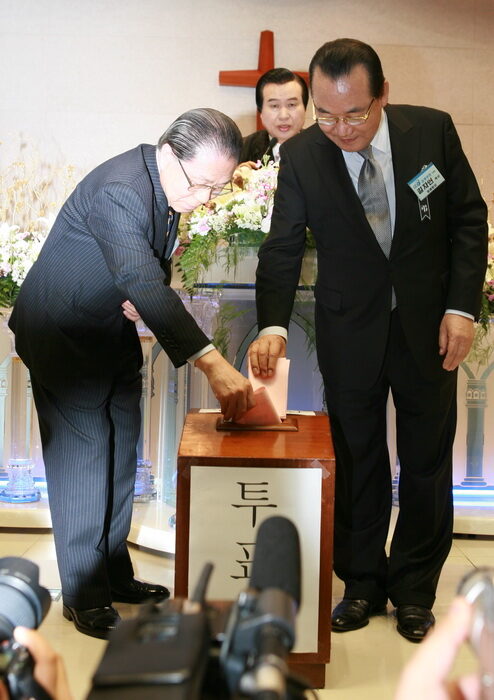 두 후보 나란히 투표하고 있다..jpg
