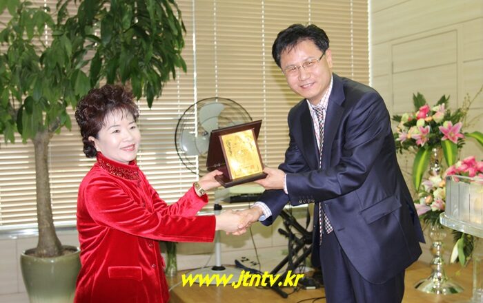 감사패를 받고 있는 방윤희 목사.jpg