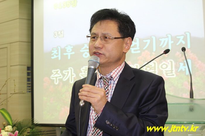 예배를 인도하는 총회장 이재갑 목사.JPG