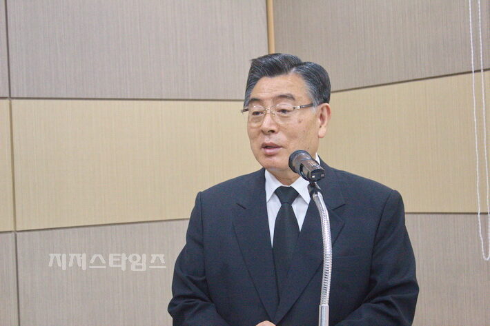 인사하는 조재호 목사.jpg