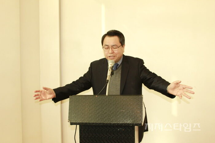 축도하는 총회장 황원찬 목사.jpg