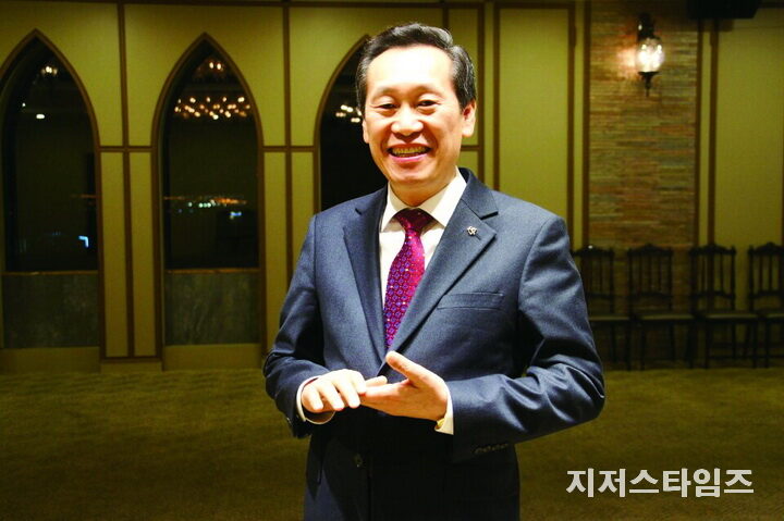 설동욱 목사.jpg