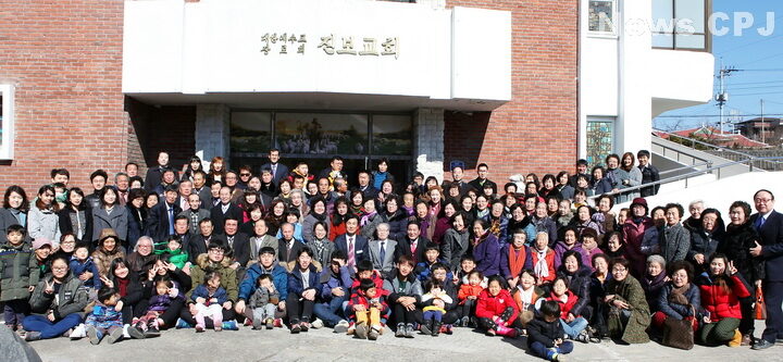 cpj-01 70주년 기념 전교인 사진.jpg