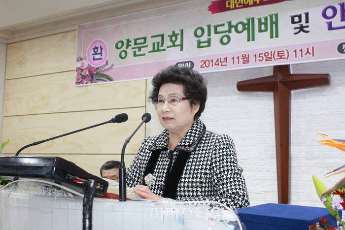 양문 담임 한복희 목사.jpg