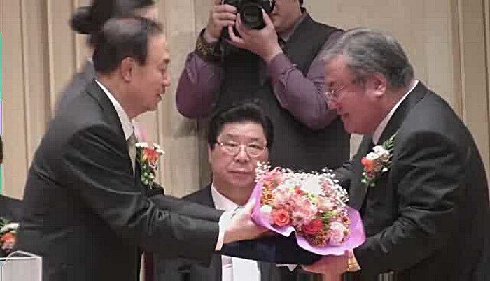 꽃다발 증정.jpg