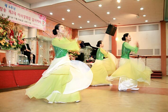 웨스트민스터신학교 무용팀.jpg
