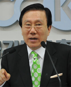 홍재철 목사.jpg