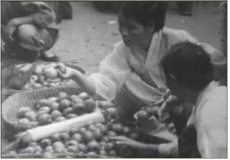 1. 1956년 가일을 고루고 흥정하는 주부들1.jpg