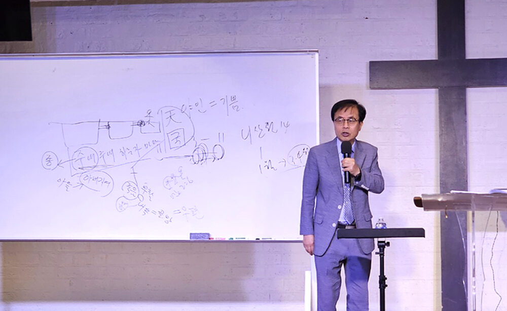 ▲ 선우권 목사가 남가주 목회자 세미나를 인도하고 있다.ⓒ크리스천비전.jpg