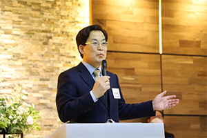 강연하는 이효상 원장.png