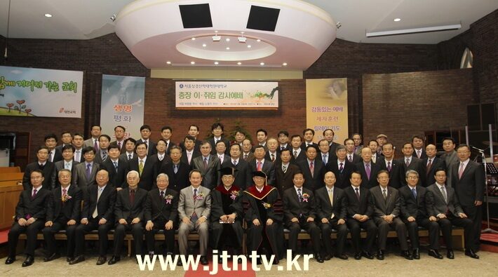 총장 이취임예배1 복사.jpg