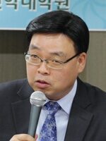 논찬하는 손덕현 목사.jpg