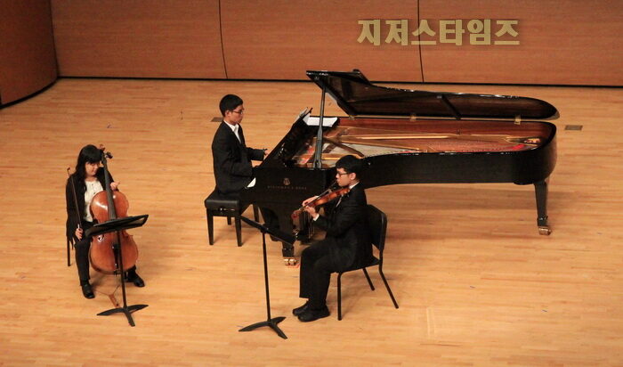 피아노 트리오_보도자료 사진 (4)2.jpg