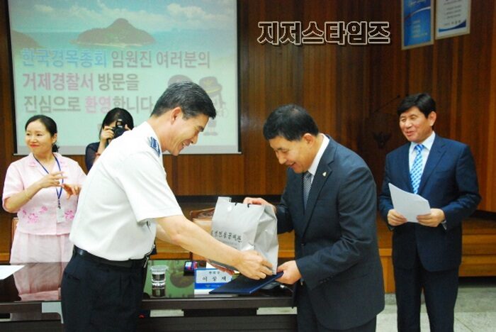한국경목총회장 이상재 목사는 김상우(총경) 거제경찰서장으로 부터 경찰선교와 지역사회를 위해 헌신한점을 높이 사며 감사장을 수여 받았다. 05.jpg