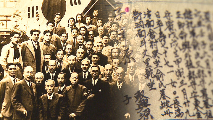 독립투사들이 태극기 앞에서 찍은1943년경사진-03.jpg