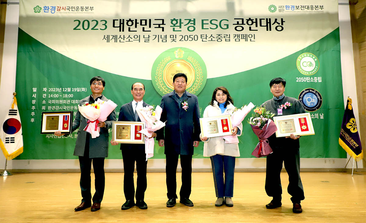 231219(6) 이경철수상후 단체-박상일 대외협력총재.JPG