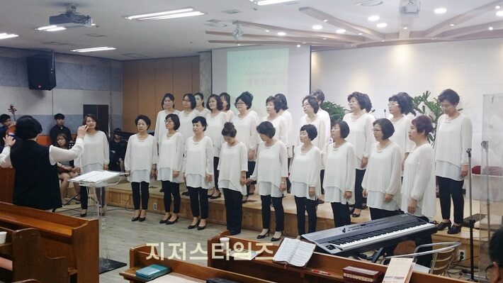 엔게디 합창단 연주04.jpg