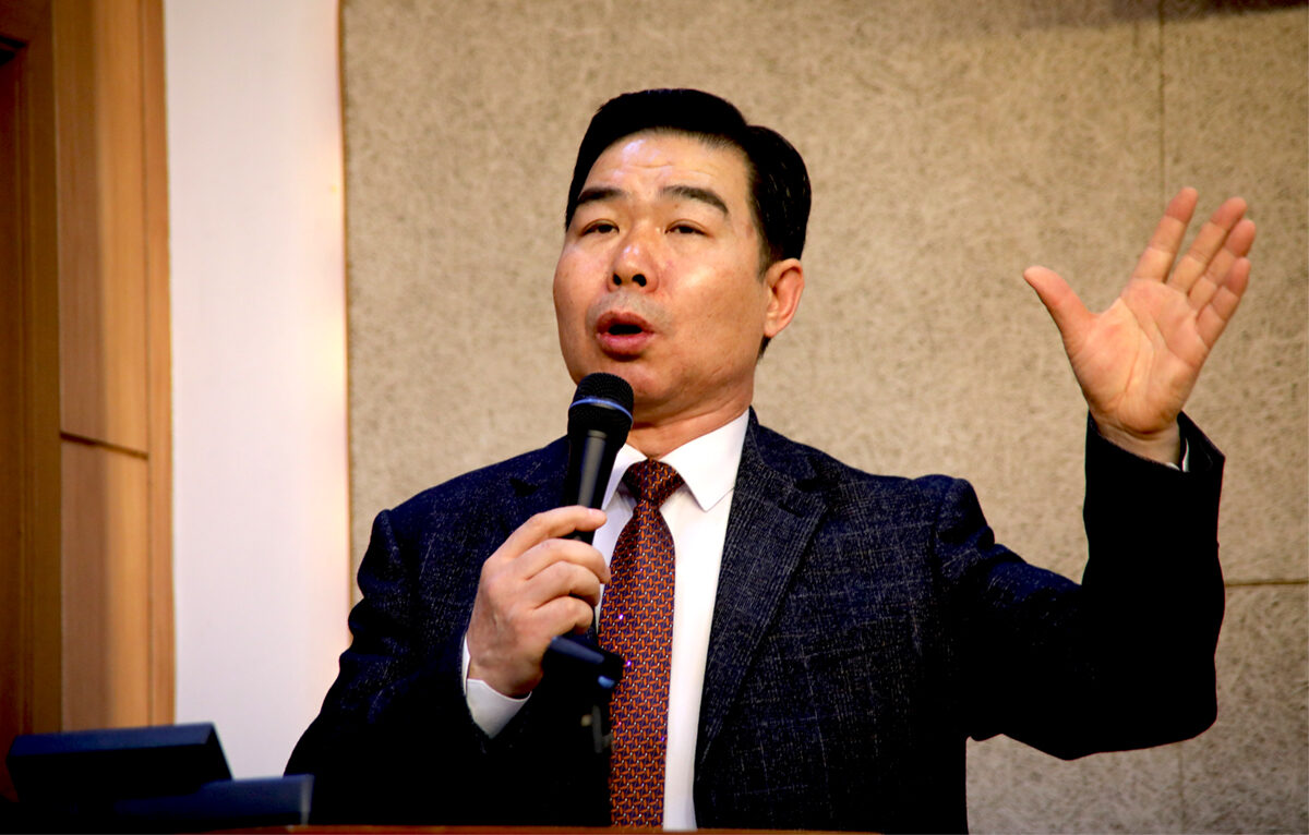 예배인도 이선한 목사.jpg