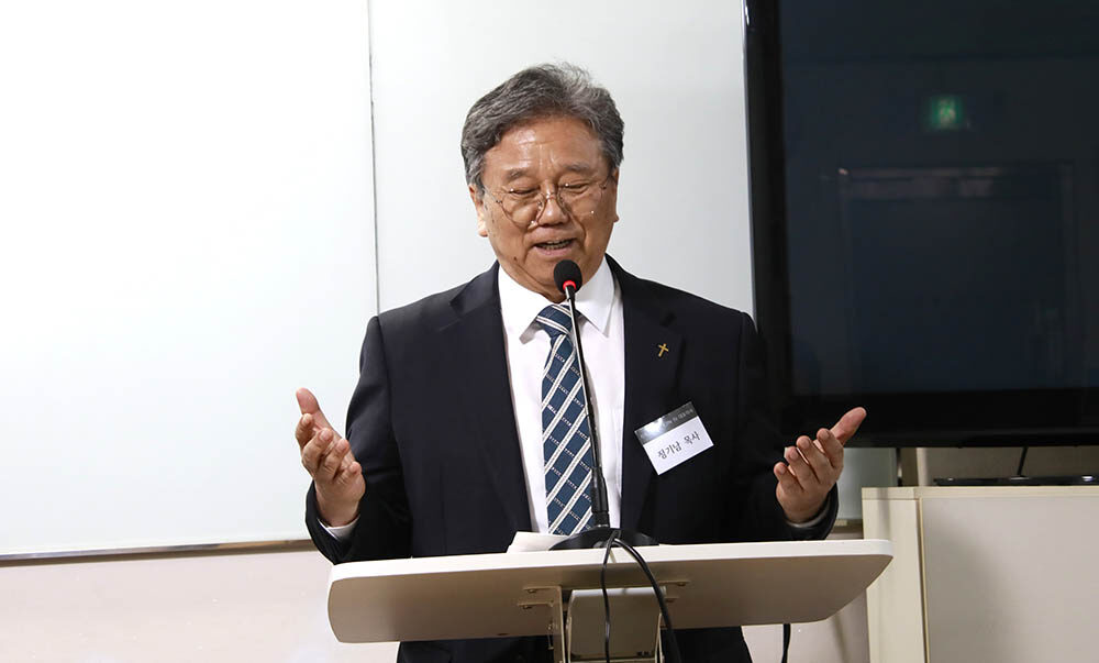 설교하는 정기남 목사.jpg