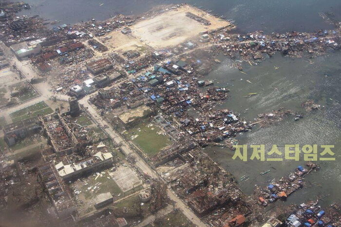 하늘에서 바라본 필리핀의 태풍 피해 지역02.jpg