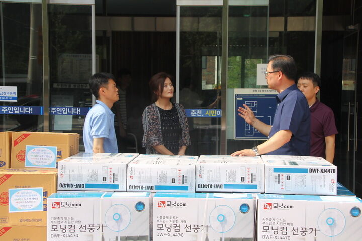 후평3동 행정복지센터 물품 전달 202.jpg