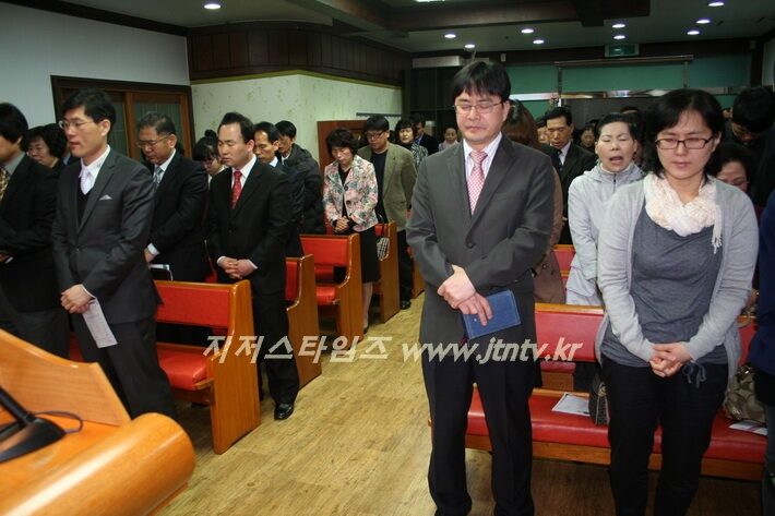 기도하는 성도들01 복사1.jpg