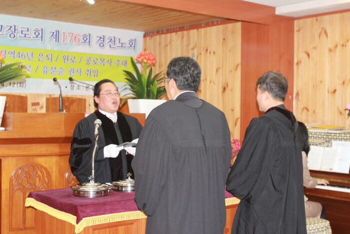 성찬식 장창윤 목사.jpg