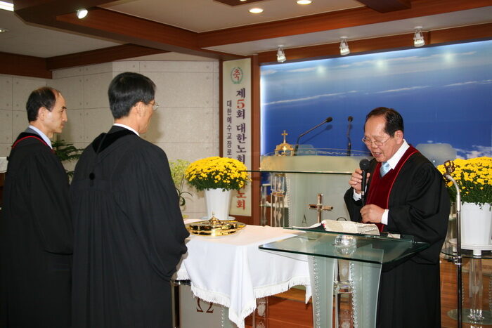 성찬식을 거행.jpg