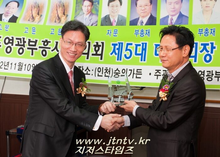 총재 이재갑 목사의 대표회장 취임패 수여-002.jpg