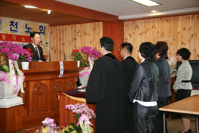 임직받은 목사 부부에게 권면을 하고 있는 신언창 목사(총무).jpg