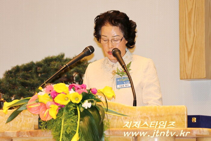 이금옥 목사 특별기도.JPG