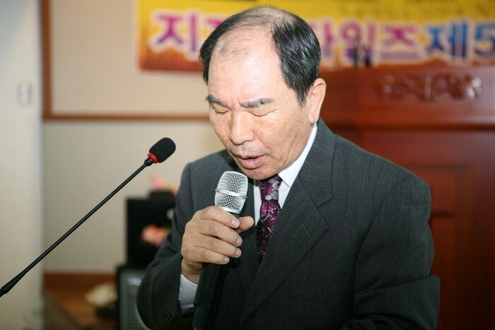 기도하는 운영이사 김평호 목사.jpg