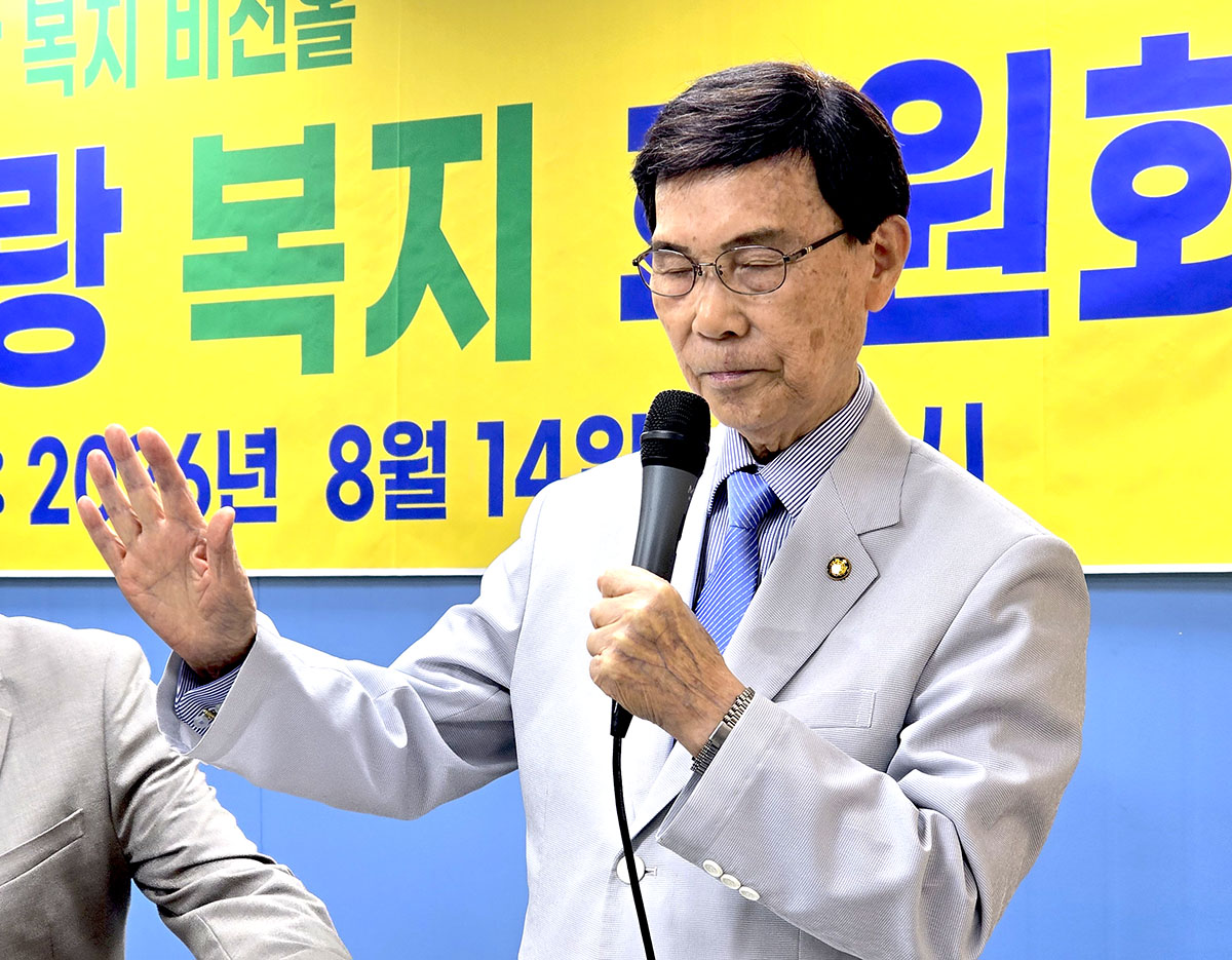 축도 강창석 목사.jpg