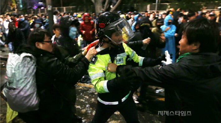 경찰관을 폭행하는 세월호 가족-01.jpg