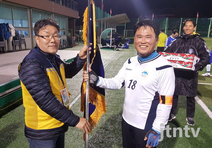 우승기를 받는 안목선 박두환 단장03.jpg